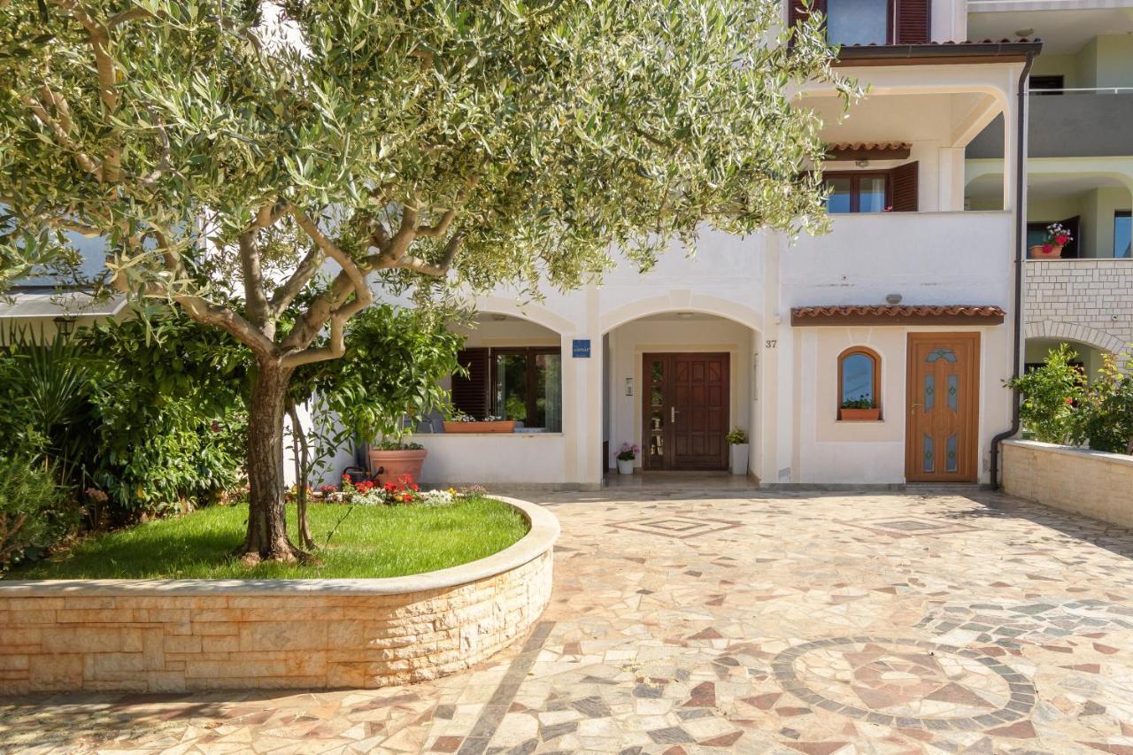 Apartments Dora Porec Exterior photo