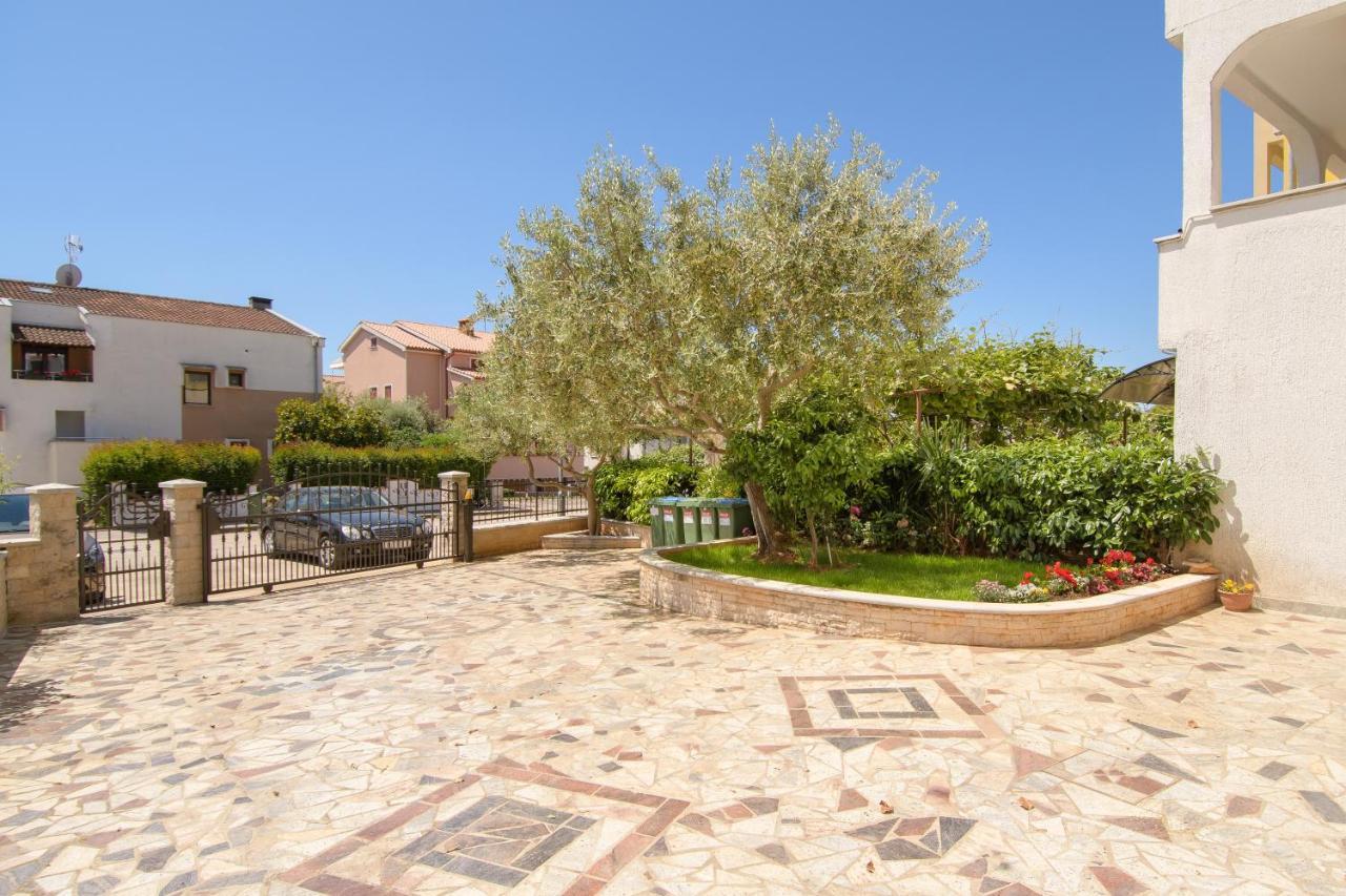 Apartments Dora Porec Exterior photo