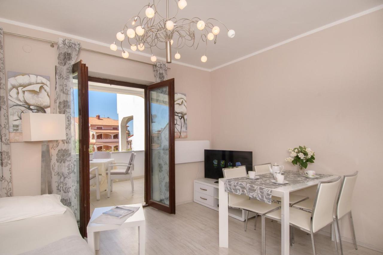 Apartments Dora Porec Exterior photo